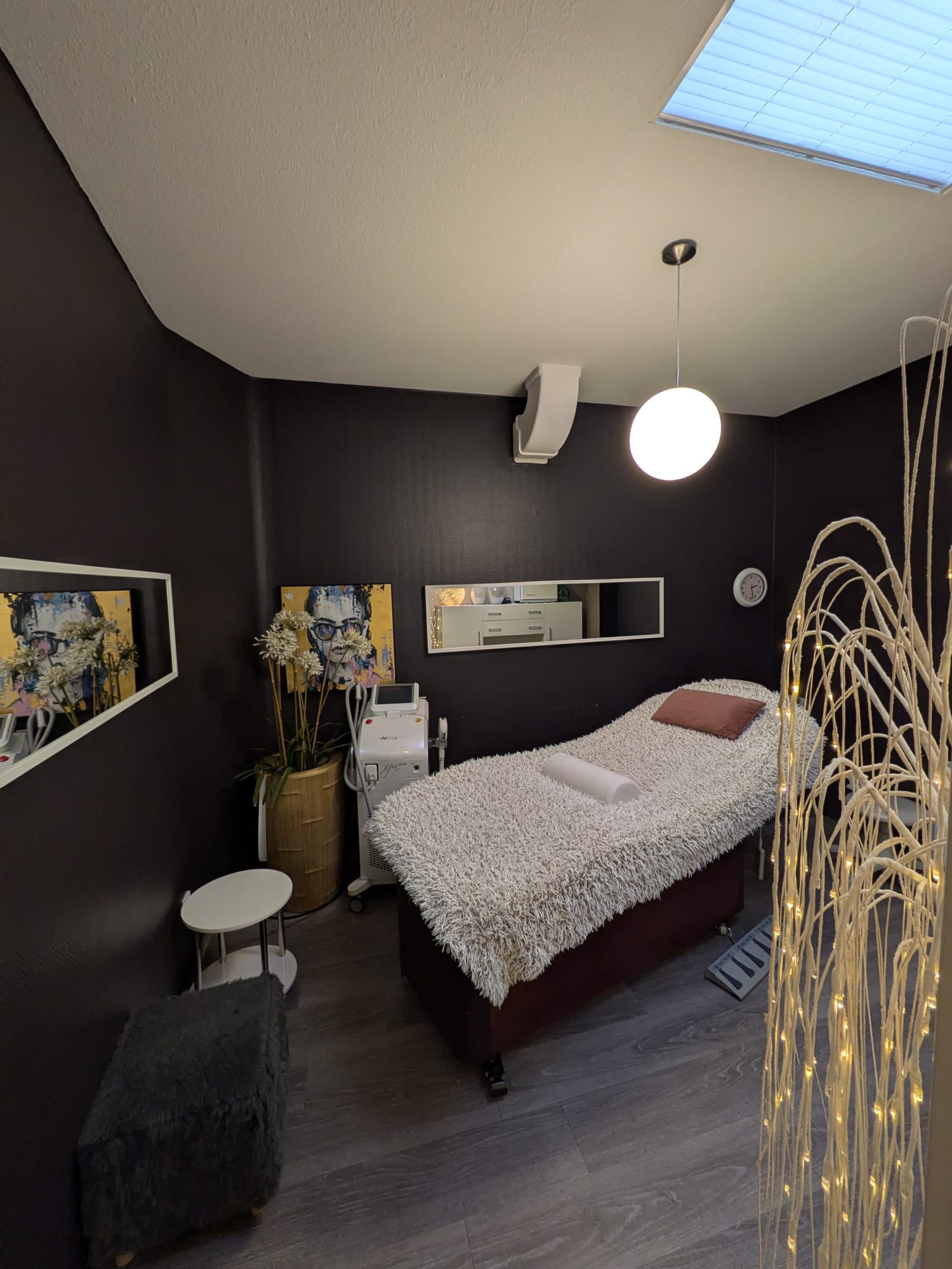 Behandlungsraum mit eleganter Einrichtung und professioneller Ausstattung